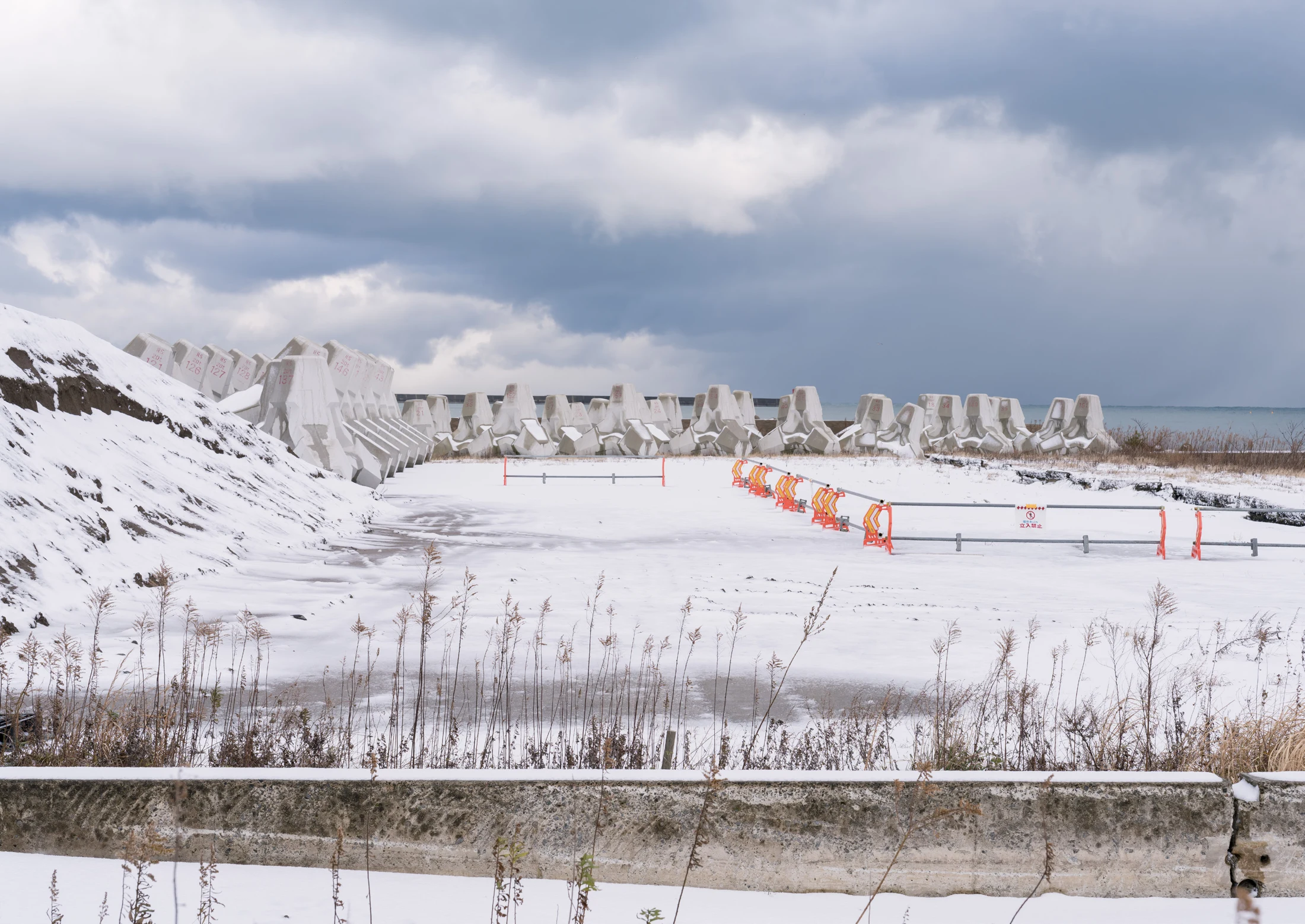 任思远摄影：能登半岛雪地海岸与消波块